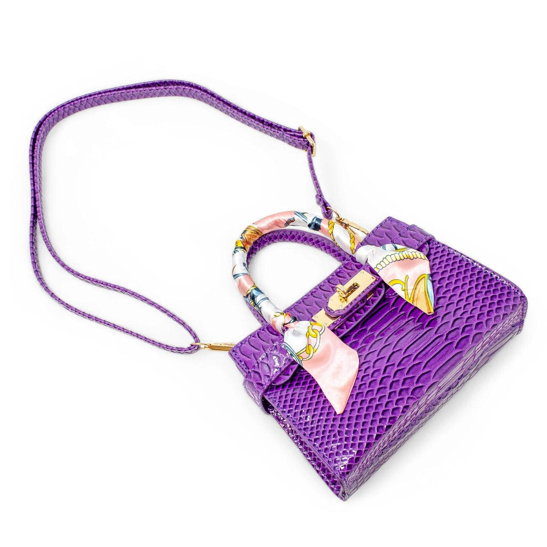 this picture shows the strap attached handbag 