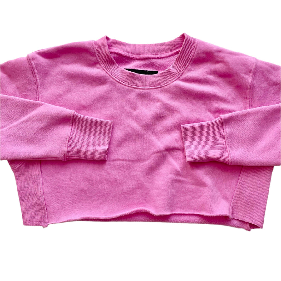 cropped sweatshirt in a fuscia color. long sleeves and crewneck
