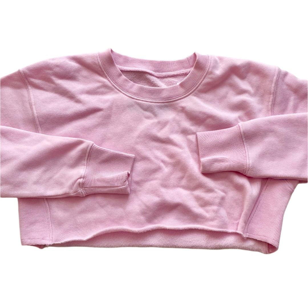 pink sweatshirt, in a cropped style with long sleeves 