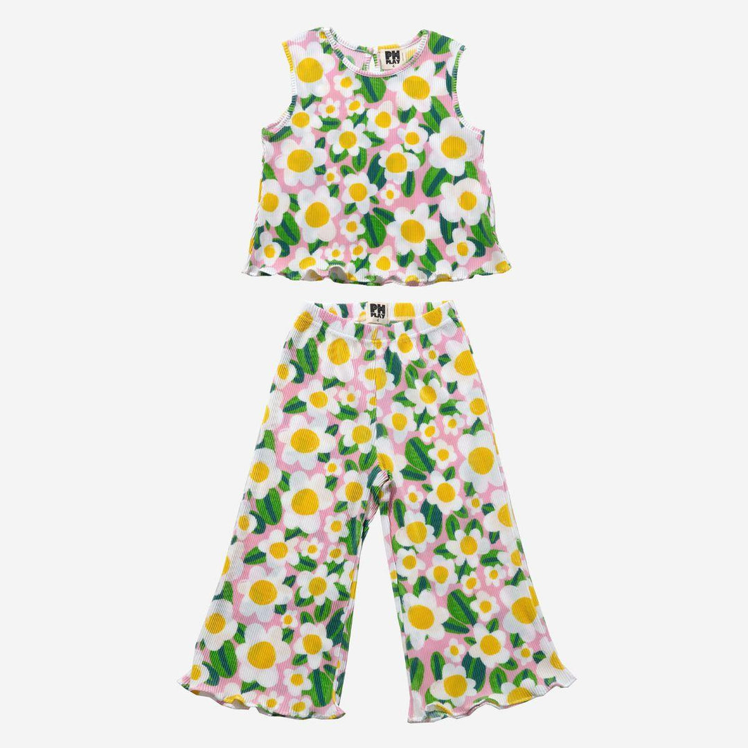 2 piece girls set, pink background and big white and ellow daisies all over it. sleeveless top and wide leg bottoms. 