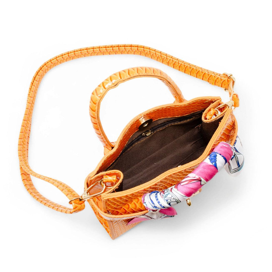 this picture shows the snap closure of the handbag and detachable strap. 