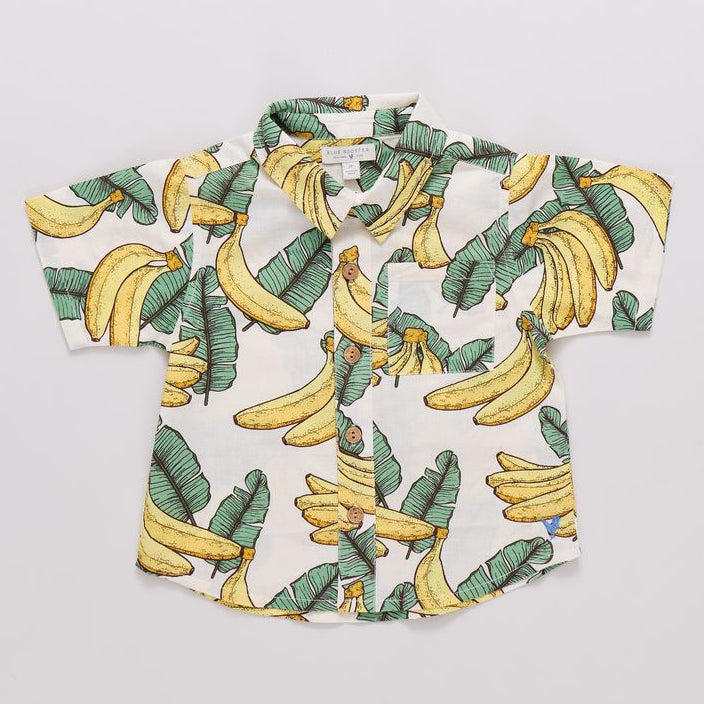 Short-sleeve shirt with banana leaf pattern on a light gray background
